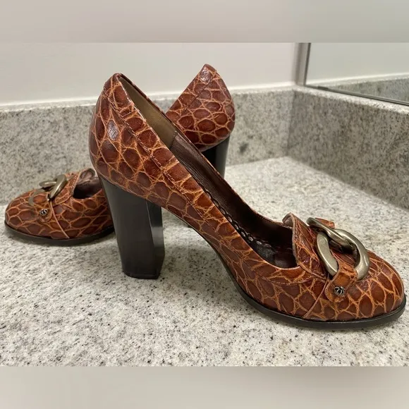 Juicy Couture ITALY Embossed Brown Croc Leather Round Toe Loafers Heels Sz 6.5
