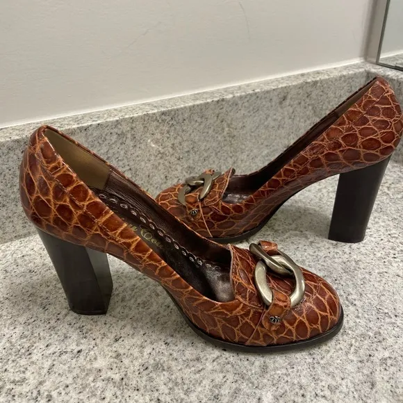 Juicy Couture ITALY Embossed Brown Croc Leather Round Toe Loafers Heels Sz 6.5