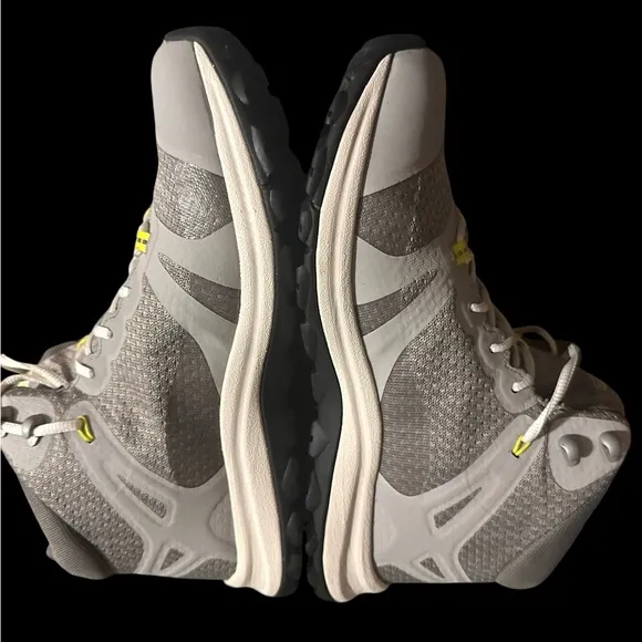 KEEN Women’s Terradora II Waterproof Mid Height Hiking Boots. US 8. $165