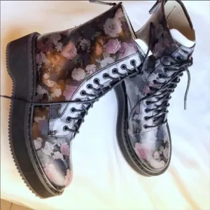 KENDALL &amp; KYLIE FLORAL COMBAT BOOTS.  NEW
