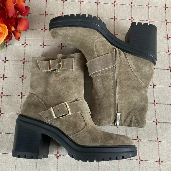 Kenneth Cole “Rhode” Suede Ankle Boots Double Buckle Lug Polar Grip Sole Sz 9