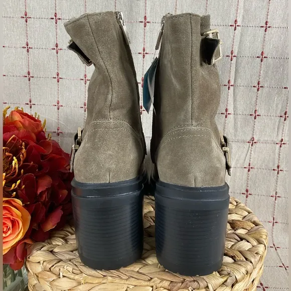 Kenneth Cole “Rhode” Suede Ankle Boots Double Buckle Lug Polar Grip Sole Sz 9