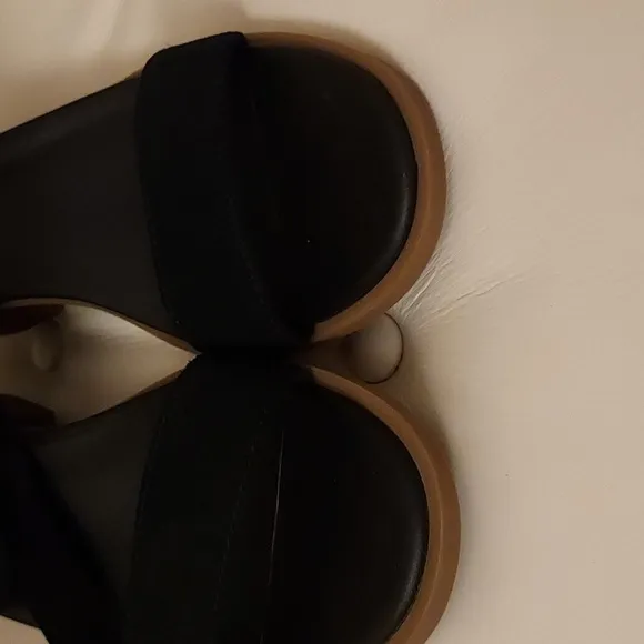 Koolaburra Sandals 4/2