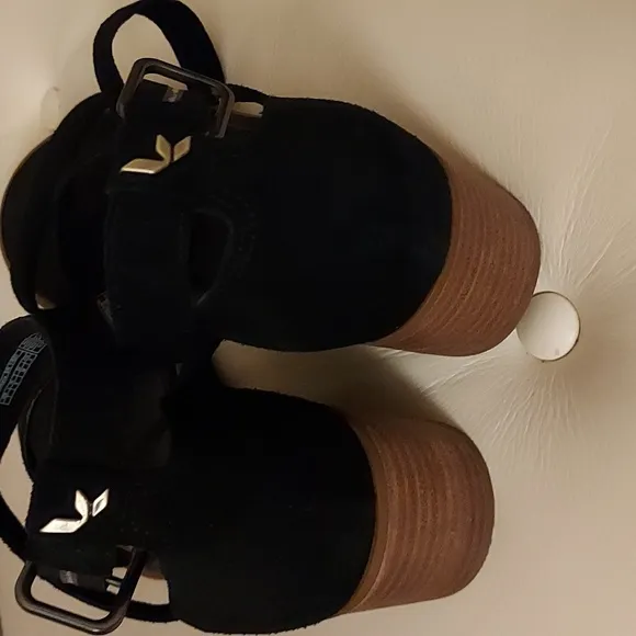Koolaburra Sandals 4/2