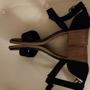 Koolaburra Sandals 4/2