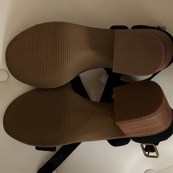 Koolaburra Sandals 4/2
