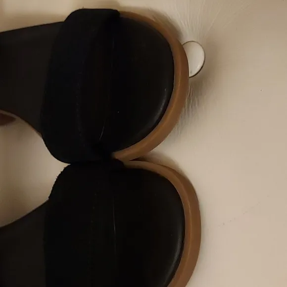 Koolaburra Sandals 4/2