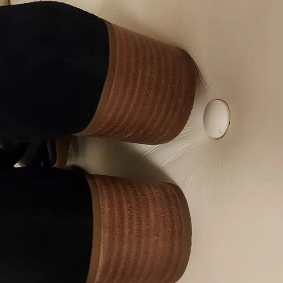Koolaburra Sandals 4/2