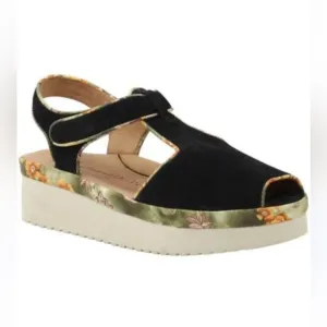 L'Amour des Pieds Women's Flat Sandals
