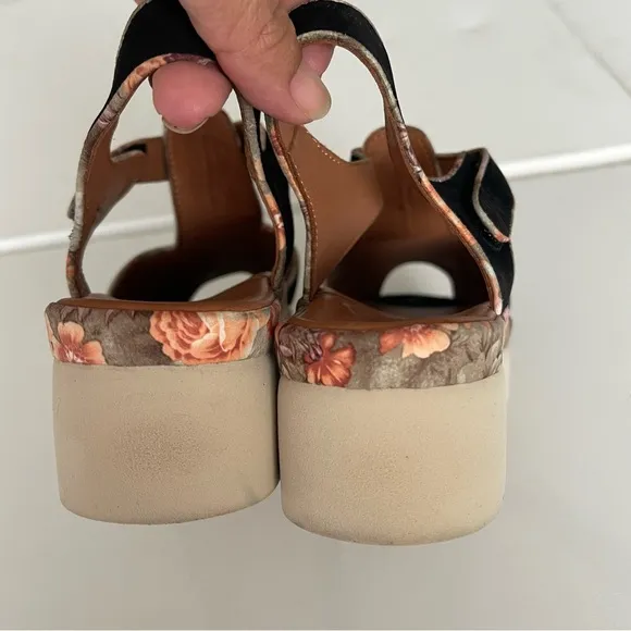 L'Amour des Pieds Women's Flat Sandals