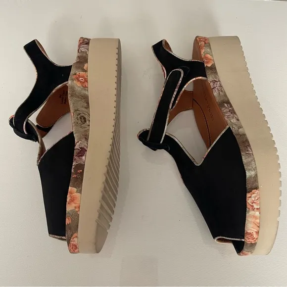 L'Amour des Pieds Women's Flat Sandals