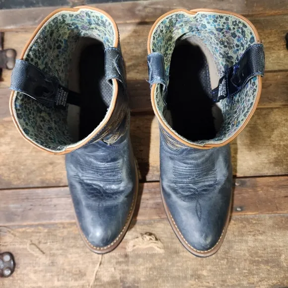 Laredo Sapphire Western Cowgirl Distressed Embroidered Leather Booties in Navy.