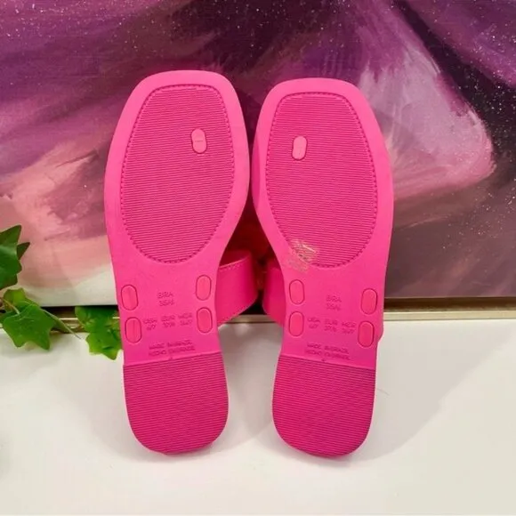 LARROUDE Hibiscus Flower Flip Flop Sandals in Pink Size 6/7