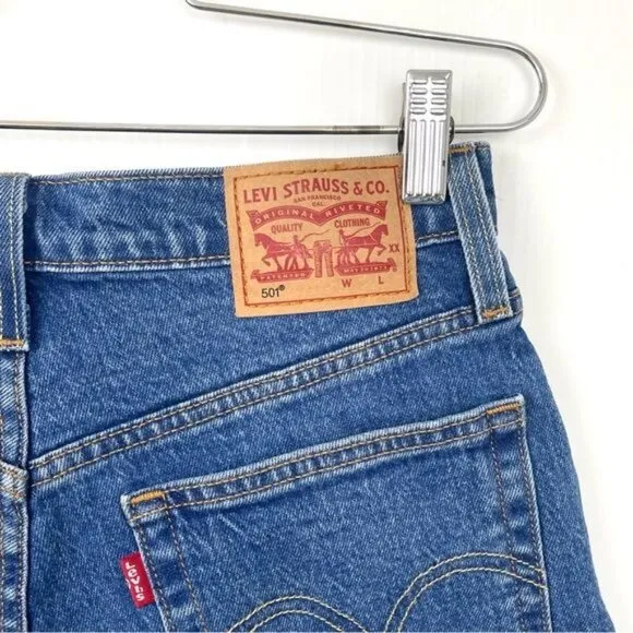 Levi's 501 High waisted cut out raw hem denim Shorts size 26