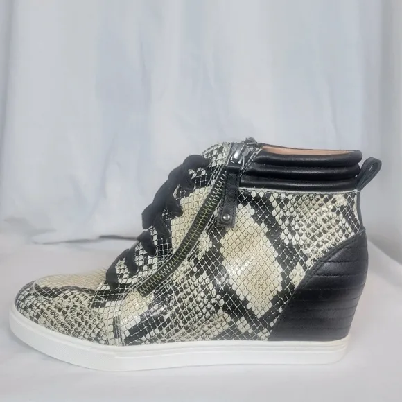 Linea Paolo Women's Niya Wedge Sneakers Cream Snakeskin Print Leather Lace sz 9