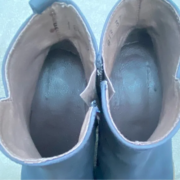 Lofina Boots With A Zipper