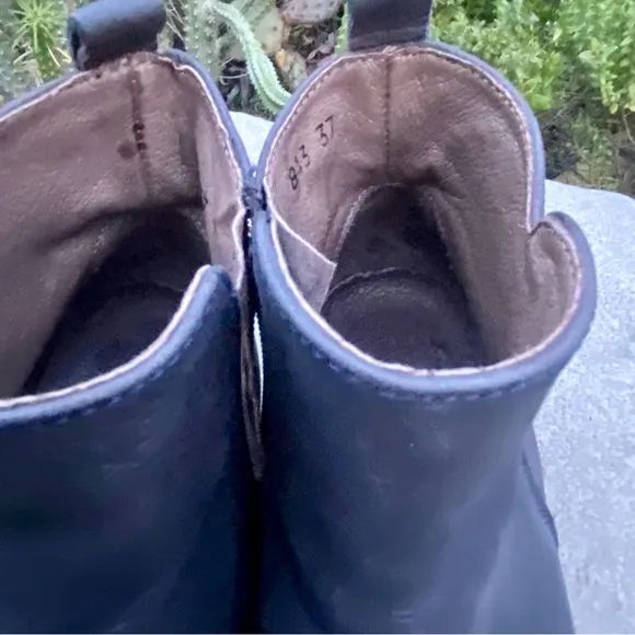 Lofina Boots With A Zipper
