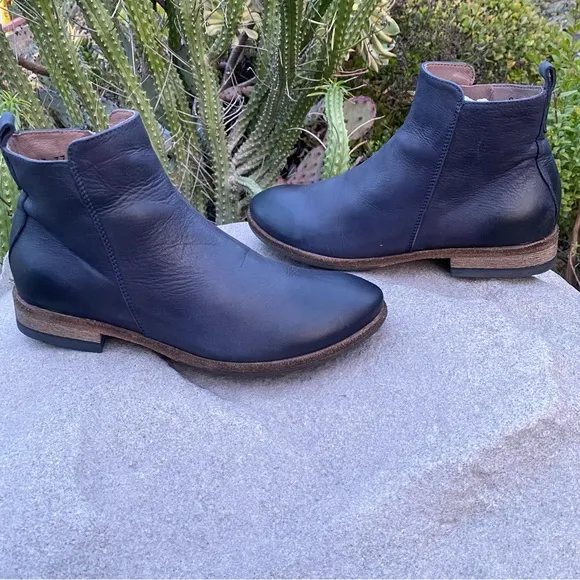 Lofina Boots With A Zipper