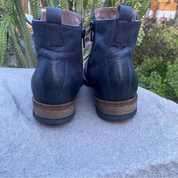 Lofina Boots With A Zipper