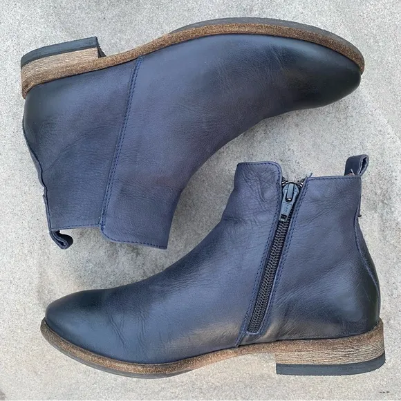 Lofina Boots With A Zipper
