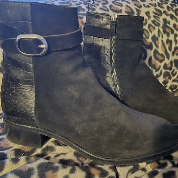 Magnanni Julieta Black Suede Boots - Size 9.5