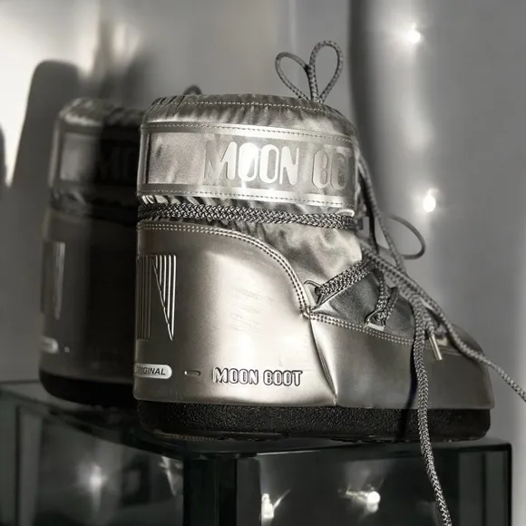 Moonboot sz 6-8 WMN $345 MSRP