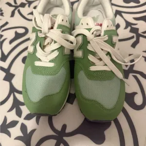 New Balance Kids 574 Green and White Retro Sneakers (new without box)
