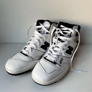 New Balance White and Black Sneakers with Classic Design