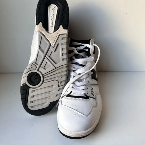 New Balance White and Black Sneakers with Classic Design