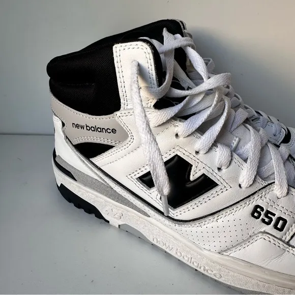 New Balance White and Black Sneakers with Classic Design