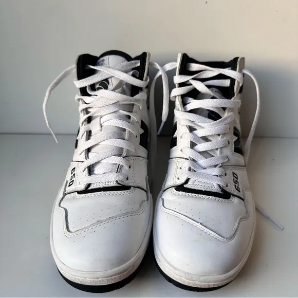 New Balance White and Black Sneakers with Classic Design