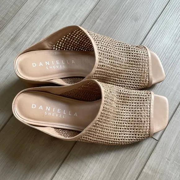 New Daniella Shevel leather rafia sandals size 11