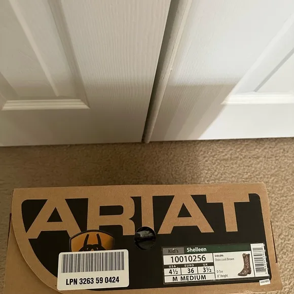 New in box Ariat kids boots