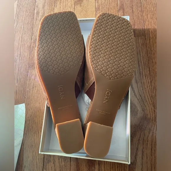 New in box NYDJ Women's Alanah Heeled Suede Mule Sandal size 8.5 Color Cognac