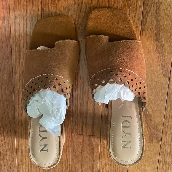 New in box NYDJ Women's Alanah Heeled Suede Mule Sandal size 8.5 Color Cognac