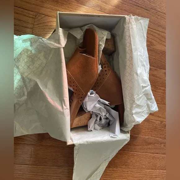 New in box NYDJ Women's Alanah Heeled Suede Mule Sandal size 8.5 Color Cognac