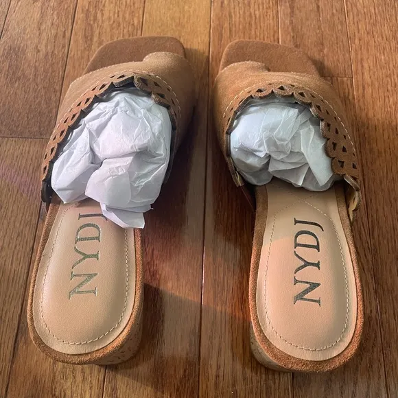 New in box NYDJ Women's Alanah Heeled Suede Mule Sandal size 8.5 Color Cognac