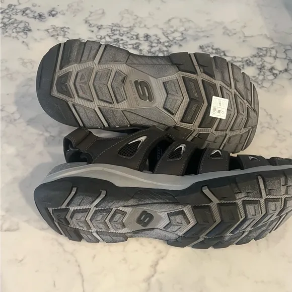 New Skechers Luxe Foam Relaxed Fit Tresmen Men’s Gray SandalSize 10