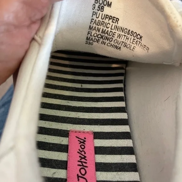 NIB Betsey Johnson Boom White Lace Up Sneakers 9.5 EUC Needs new Laces
