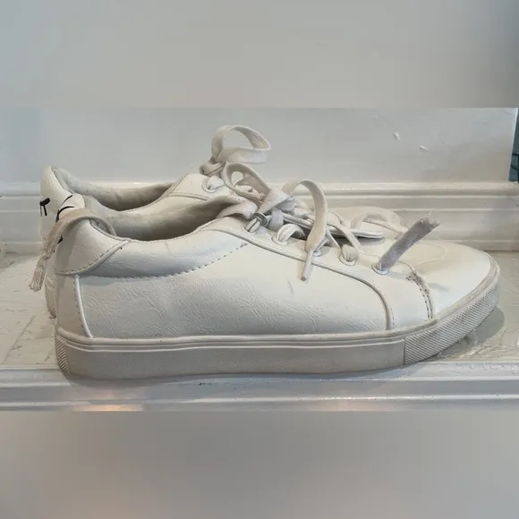NIB Betsey Johnson Boom White Lace Up Sneakers 9.5 EUC Needs new Laces