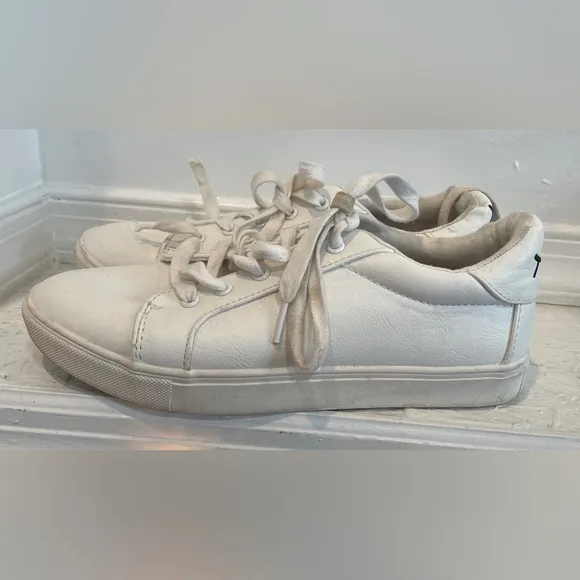 NIB Betsey Johnson Boom White Lace Up Sneakers 9.5 EUC Needs new Laces