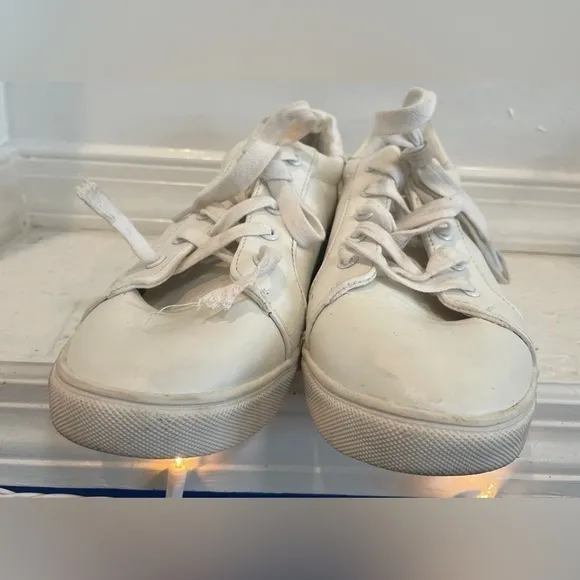 NIB Betsey Johnson Boom White Lace Up Sneakers 9.5 EUC Needs new Laces