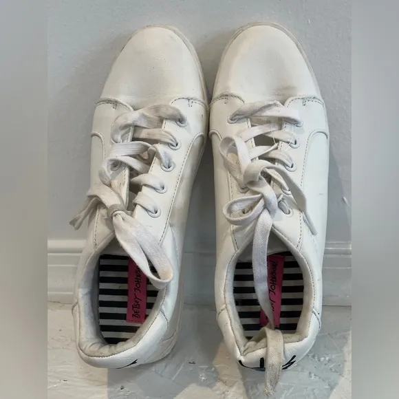 NIB Betsey Johnson Boom White Lace Up Sneakers 9.5 EUC Needs new Laces