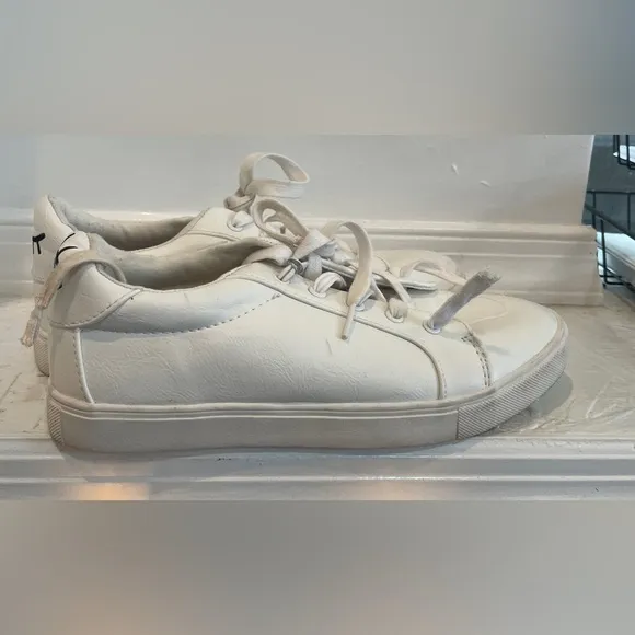 NIB Betsey Johnson Boom White Lace Up Sneakers 9.5 EUC Needs new Laces