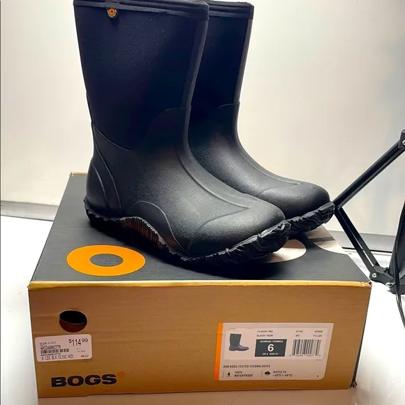 NIB BOGS Black Classic mid Waterproof Boots