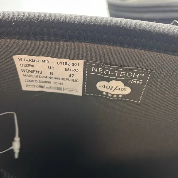 NIB BOGS Black Classic mid Waterproof Boots