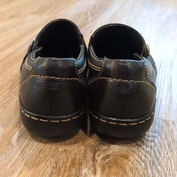NIB Clarks Black ⚫️Leather Slip-On Loafers with Textured Finish Women's size 6.5