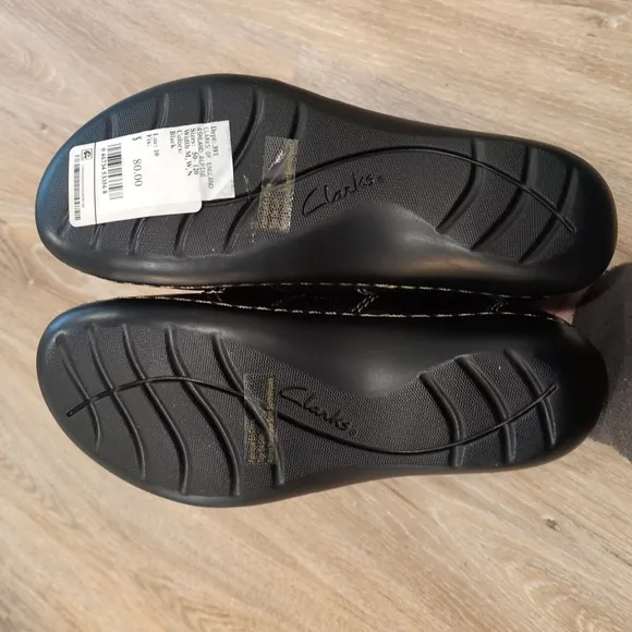 NIB Clarks Black ⚫️Leather Slip-On Loafers with Textured Finish Women's size 6.5