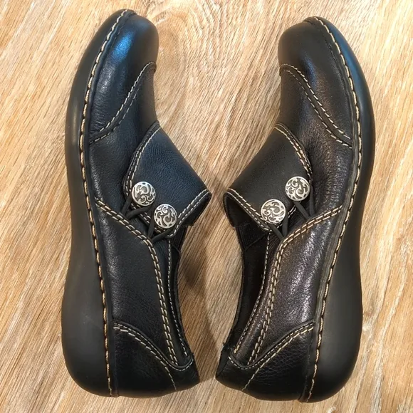 NIB Clarks Black ⚫️Leather Slip-On Loafers with Textured Finish Women's size 6.5