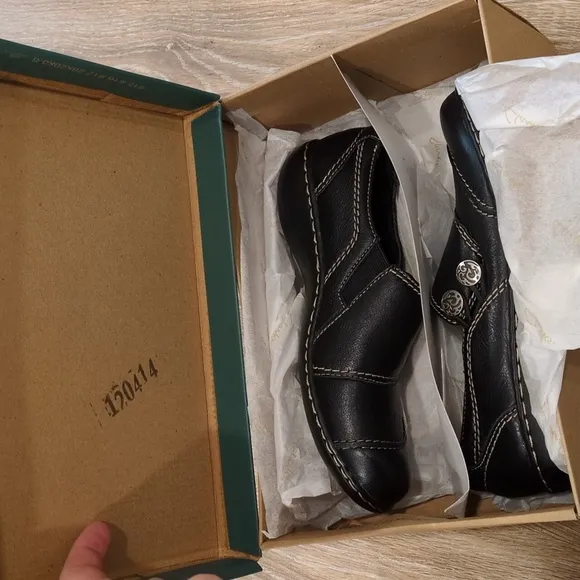 NIB Clarks Black ⚫️Leather Slip-On Loafers with Textured Finish Women's size 6.5